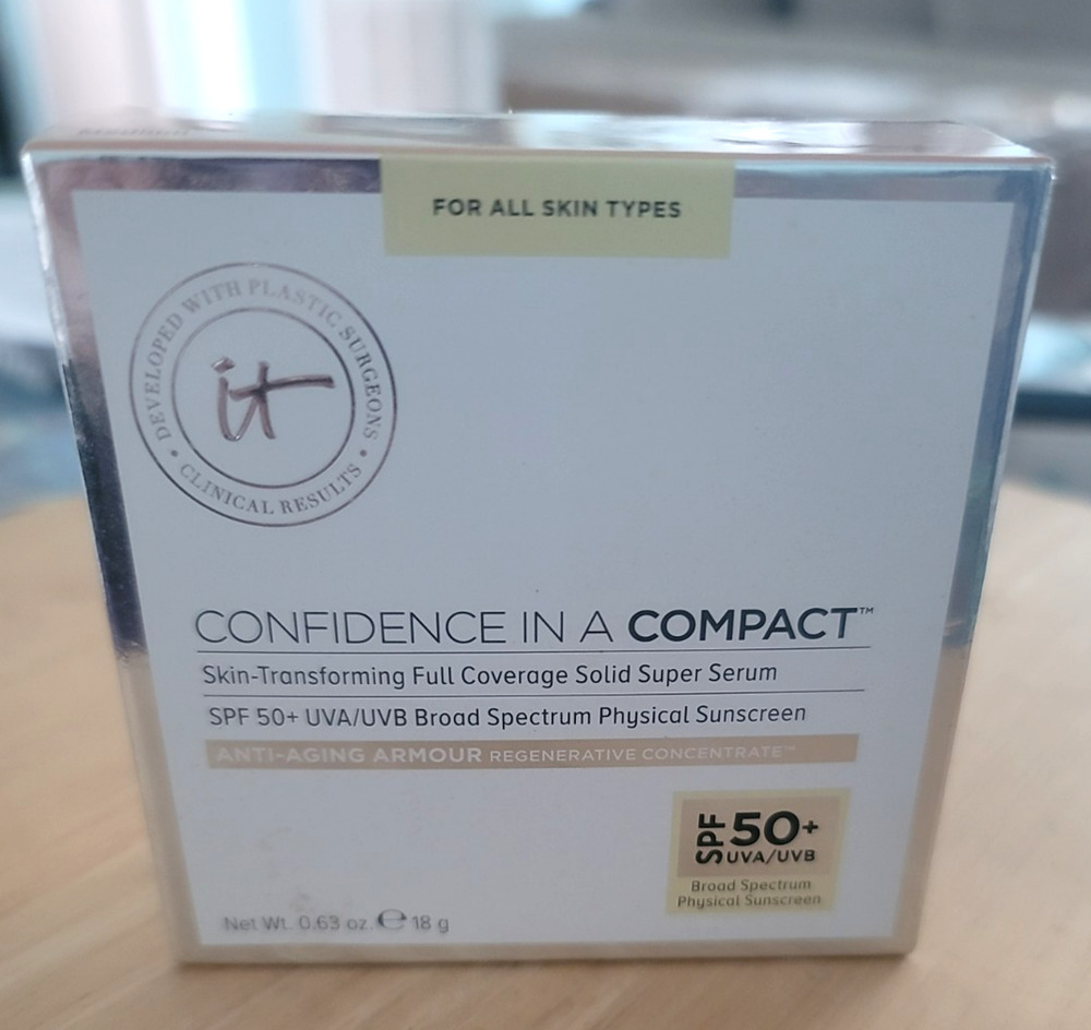 IT Cosmetics Confidence in a Compact SPF50+ Solid Serum Foundation Medium